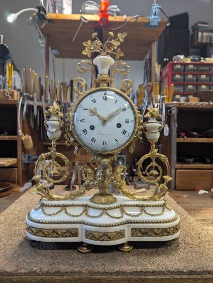 Mouvement d'horlogerie en cours de révision — L'Horlogerie d'Antan