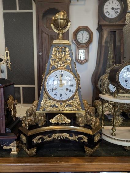 Pendule biscuit de Sèvres aux angelots — réparation Bordeaux