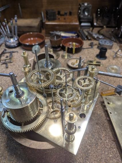 Mouvement de précision — révision horloge ancienne atelier Bordeaux