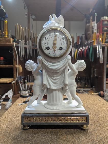 Pendule Empire bronze doré et marbre blanc — restauration Bordeaux