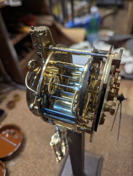 Pendule obélisque bronze et émail — L'Horlogerie d'Antan Bordeaux