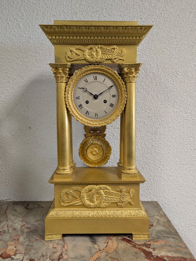 Pendule portique Empire bronze doré — réparation horloge ancienne Bordeaux