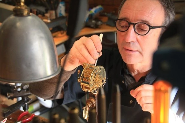 Jean-Louis Duverger à son établi dans l’atelier L’Horlogerie d’Antan à Bordeaux